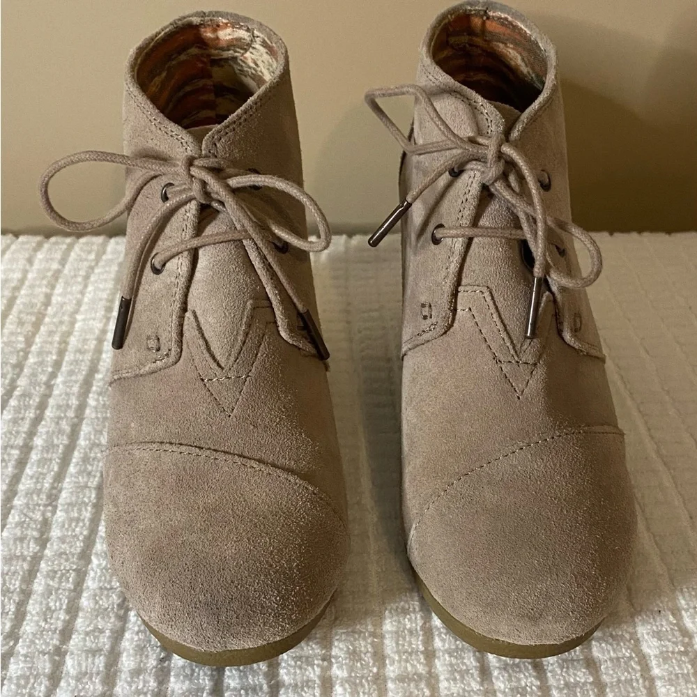 Toms Women’s Suede Wedge